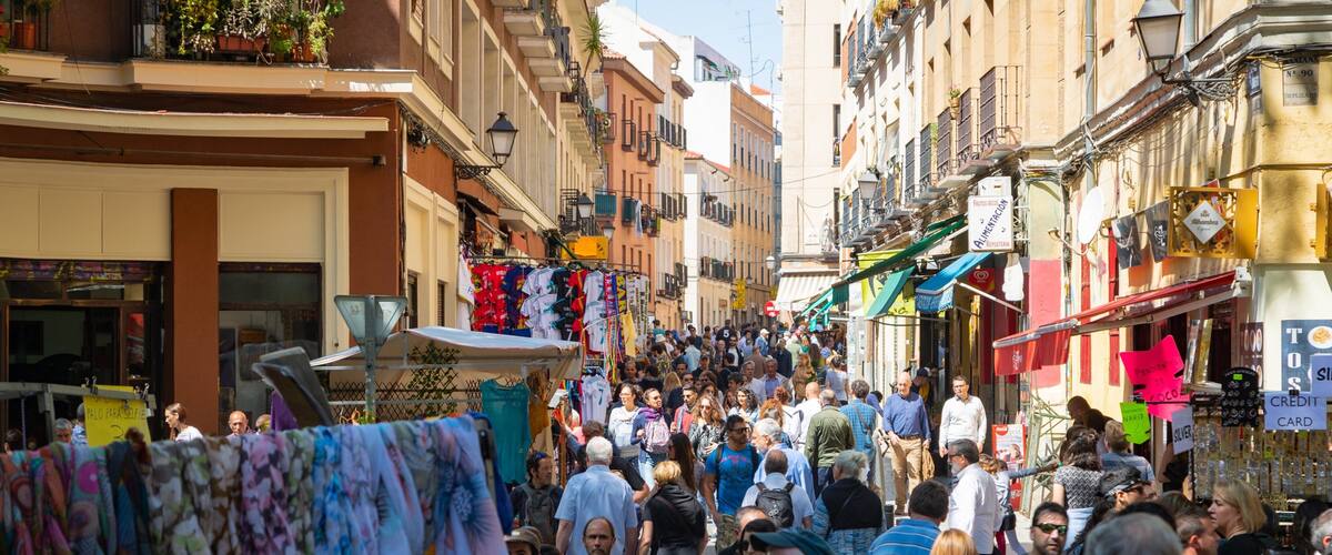 El Rastro showing markets and street scenes as well as a large group of people