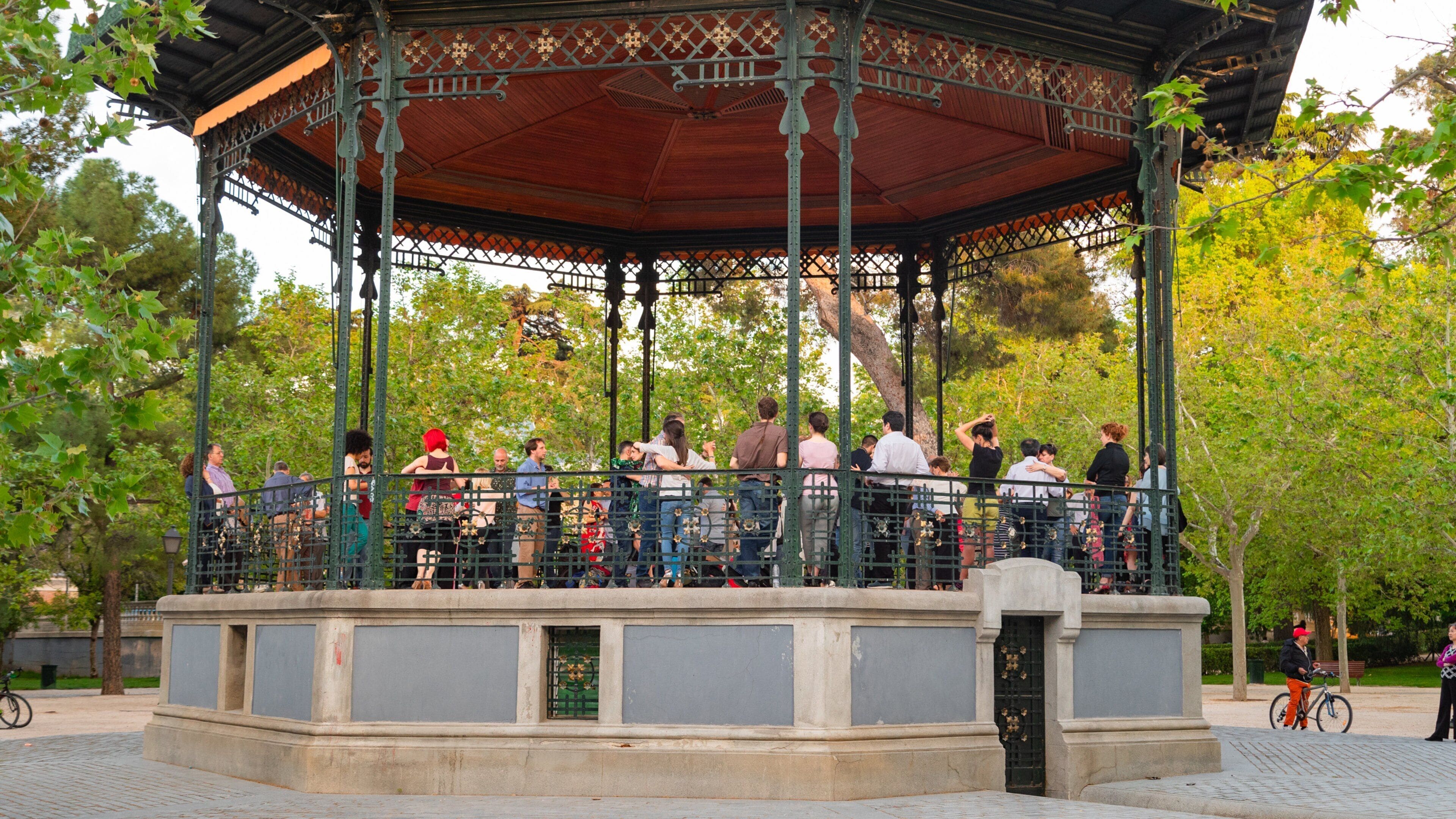 El Rastro featuring music, performance art and a garden