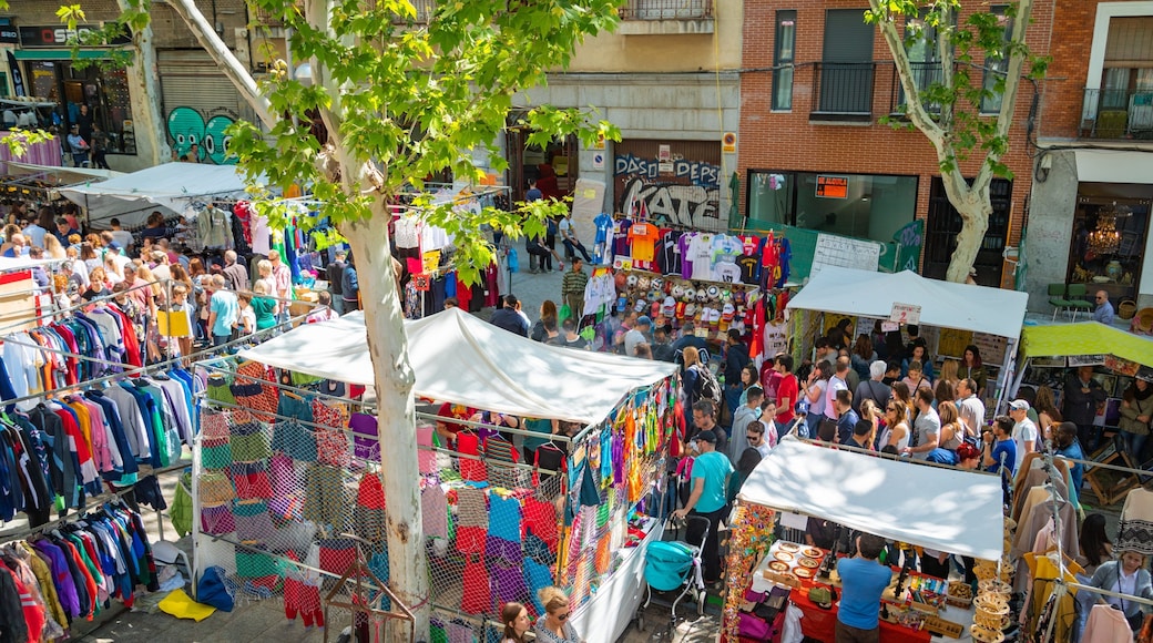 El Rastro showing street scenes and markets as well as a large group of people