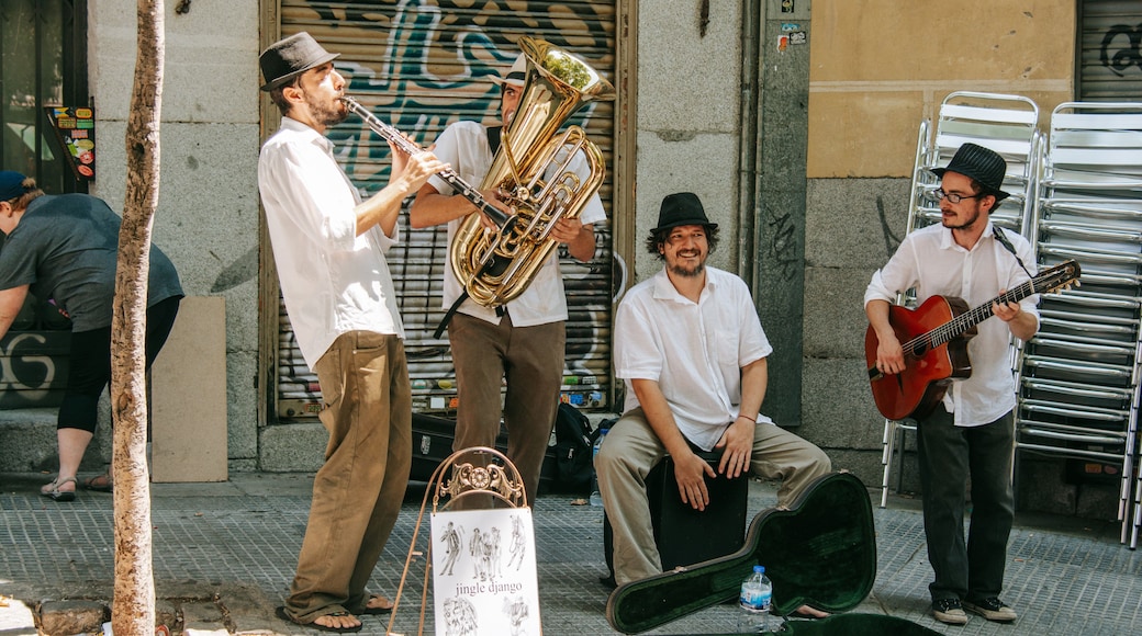 El Rastro showing music and street performance as well as a small group of people
