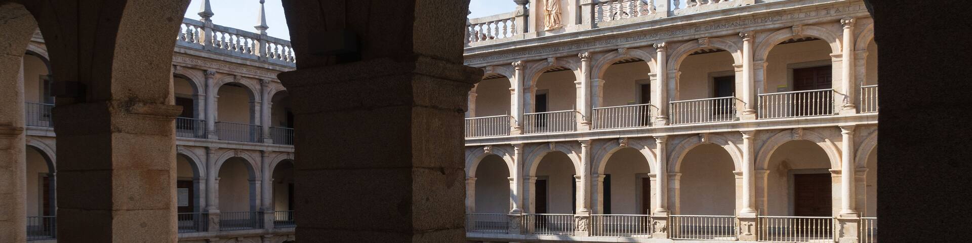 Vista del patio interior renacentista de la universidad complutense en Alcalá de Henares, Madrid, España.