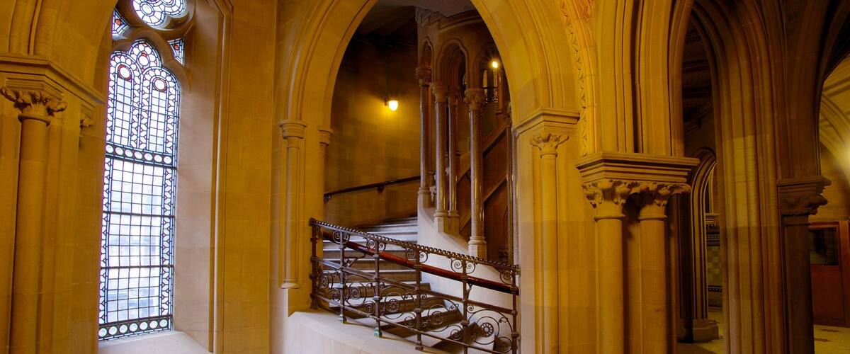 Manchester City Hall welches beinhaltet historische Architektur, Innenansichten und Verwaltungsgebäude