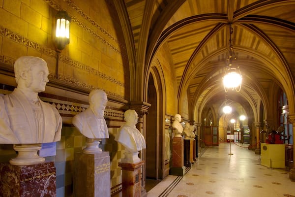 Manchester City Hall welches beinhaltet Statue oder Skulptur, Innenansichten und historische Architektur
