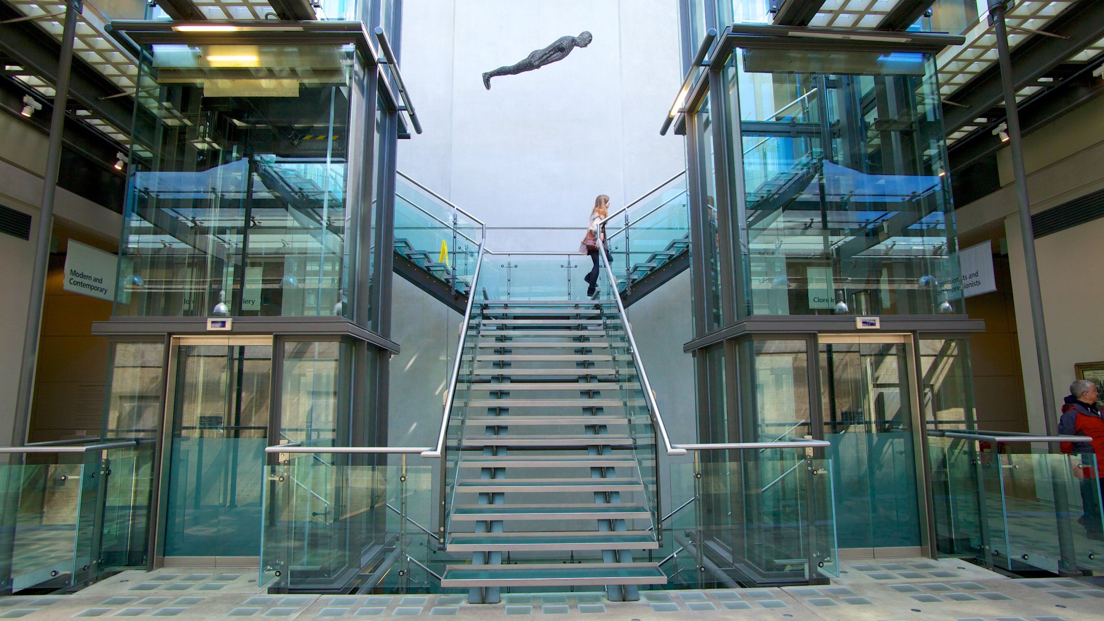 Manchester Art Gallery mit einem Kunst und Innenansichten sowie einzelne Frau