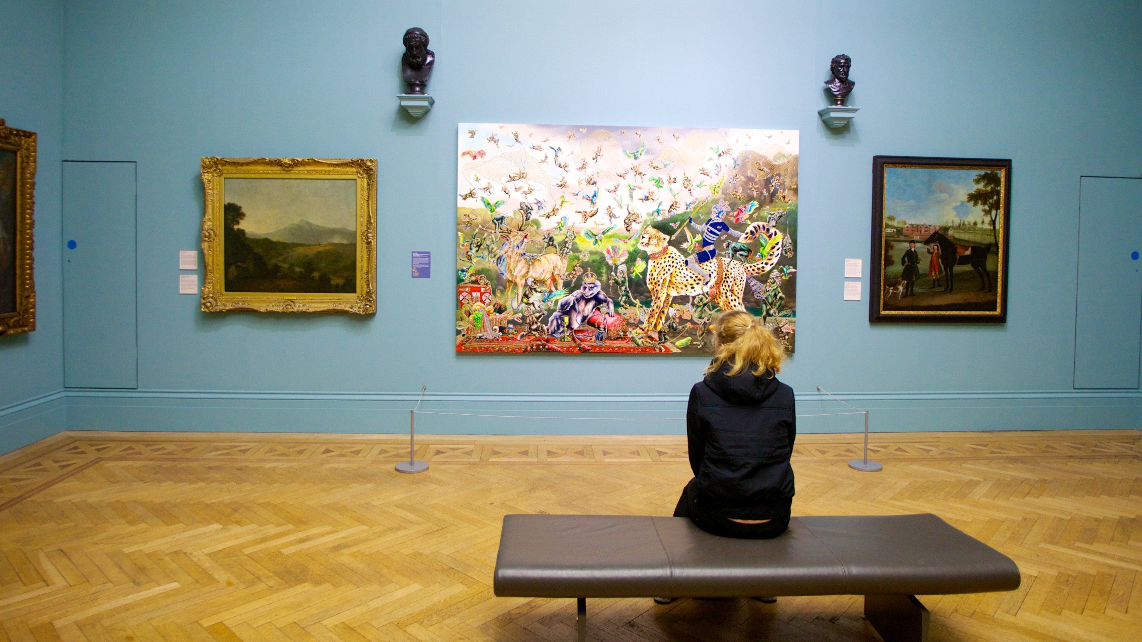 Manchester Art Gallery som inkluderar konst och interiörer såväl som en kvinna