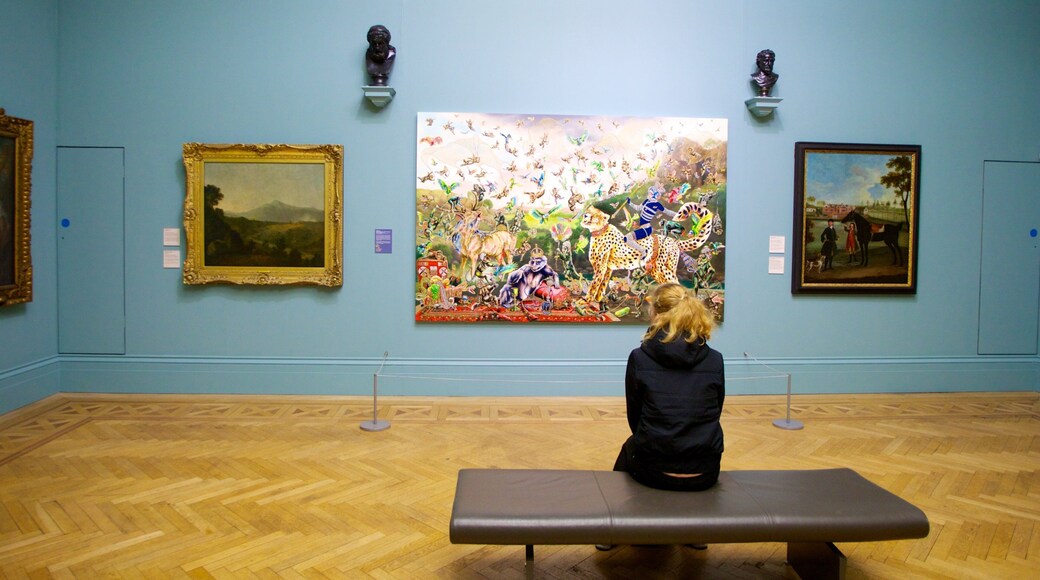 Manchester Art Gallery som inkluderar konst och interiörer såväl som en kvinna
