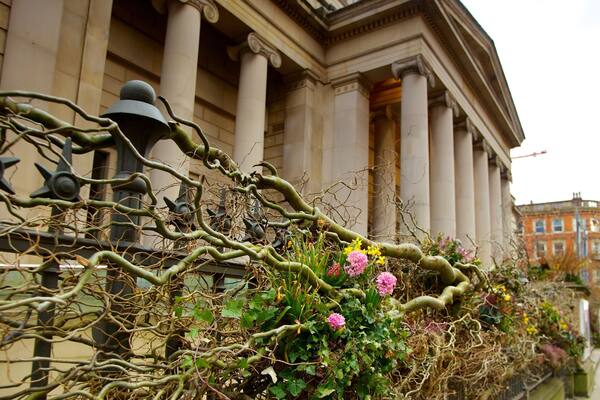 Manchester Art Gallery mit einem Stadt, Straßenszenen und Blumen