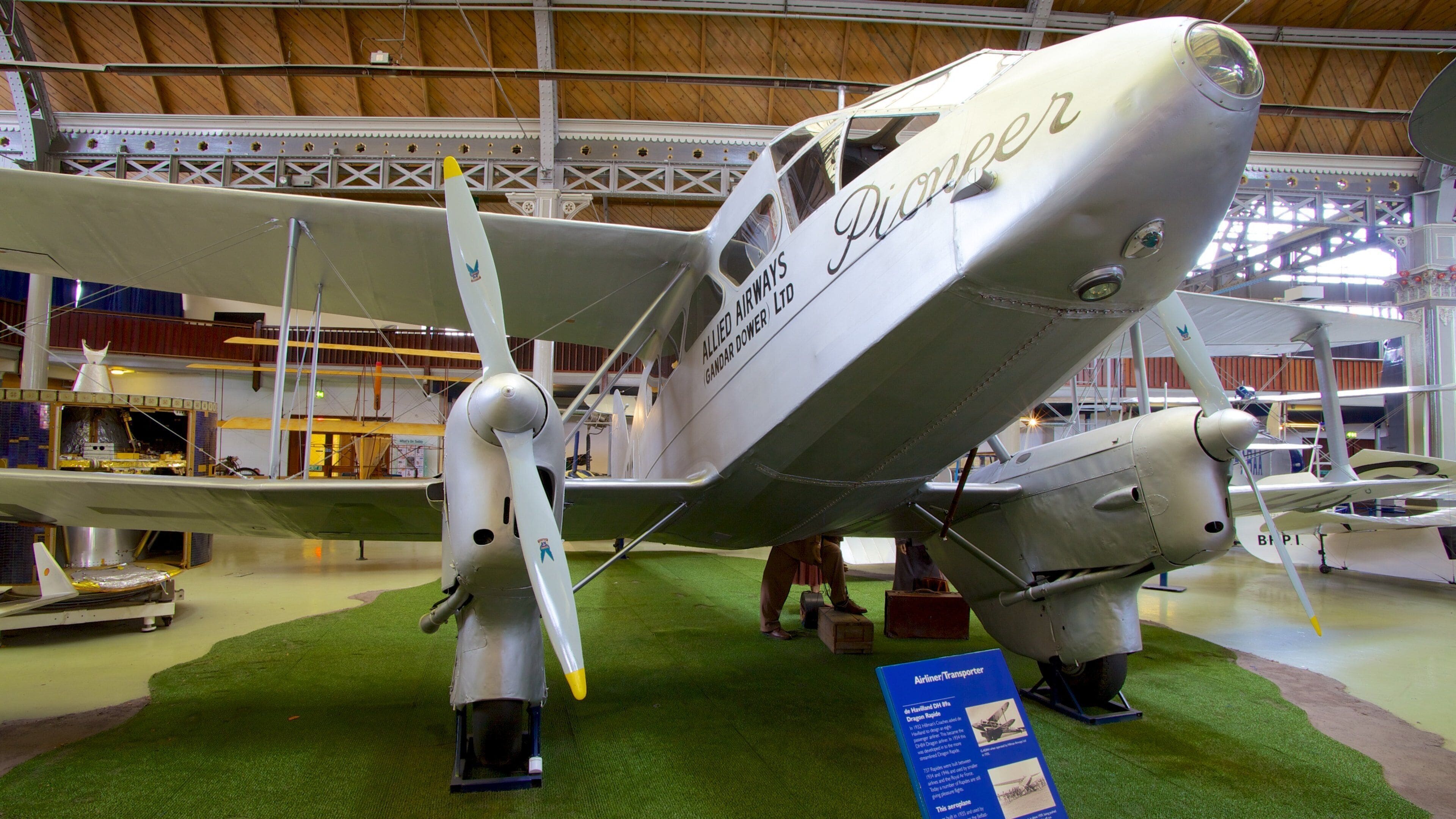 Museum of Science and Industry qui includes avion et vues intérieures