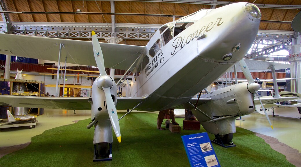 Museum of Science and Industry qui includes avion et vues intérieures