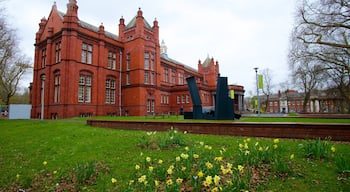 Whitworthin taidemuseo featuring taide, puutarha ja vanha arkkitehtuuri