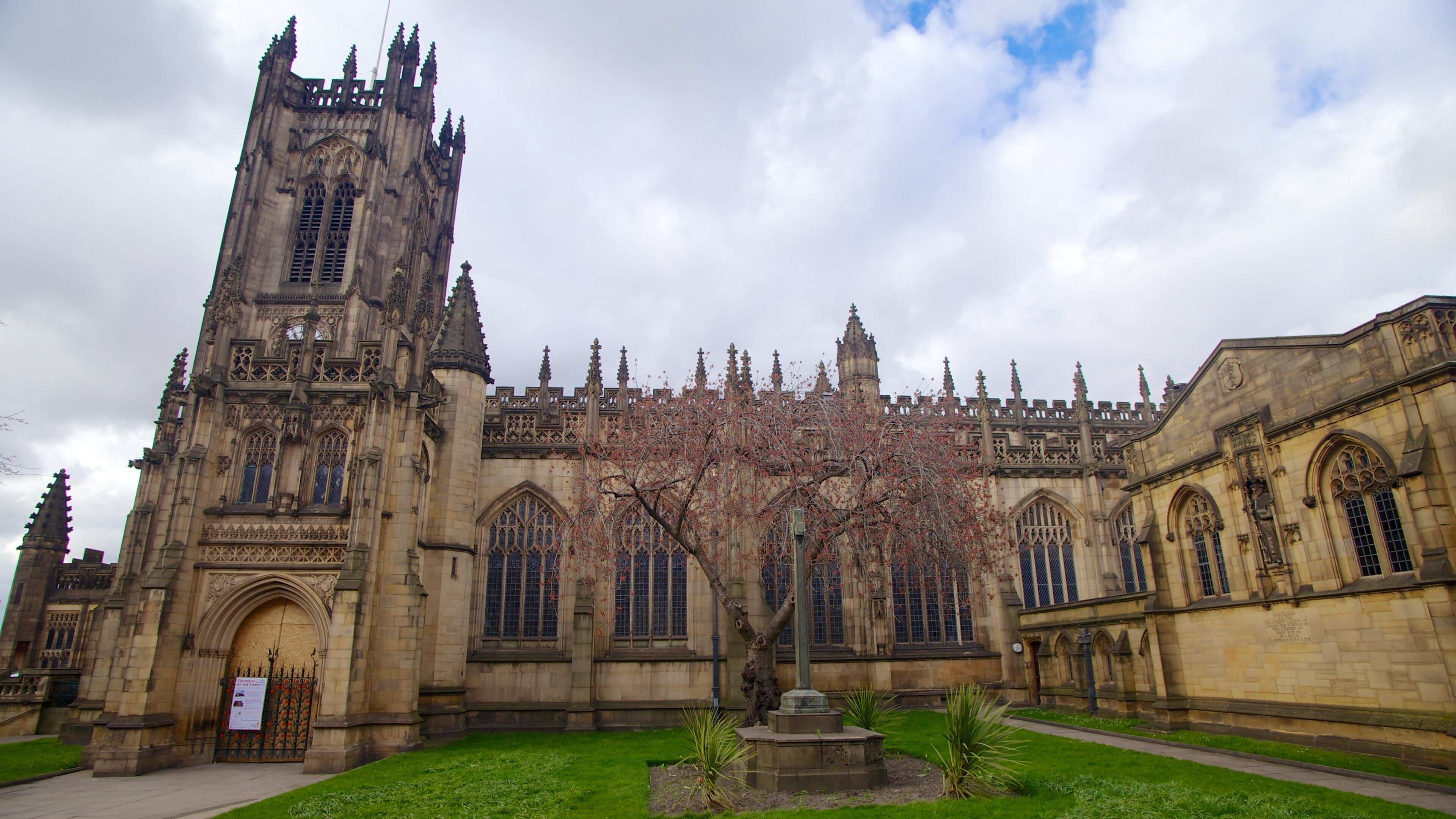 Manchester Cathedral which includes religious aspects, heritage architecture and a church or cathedral