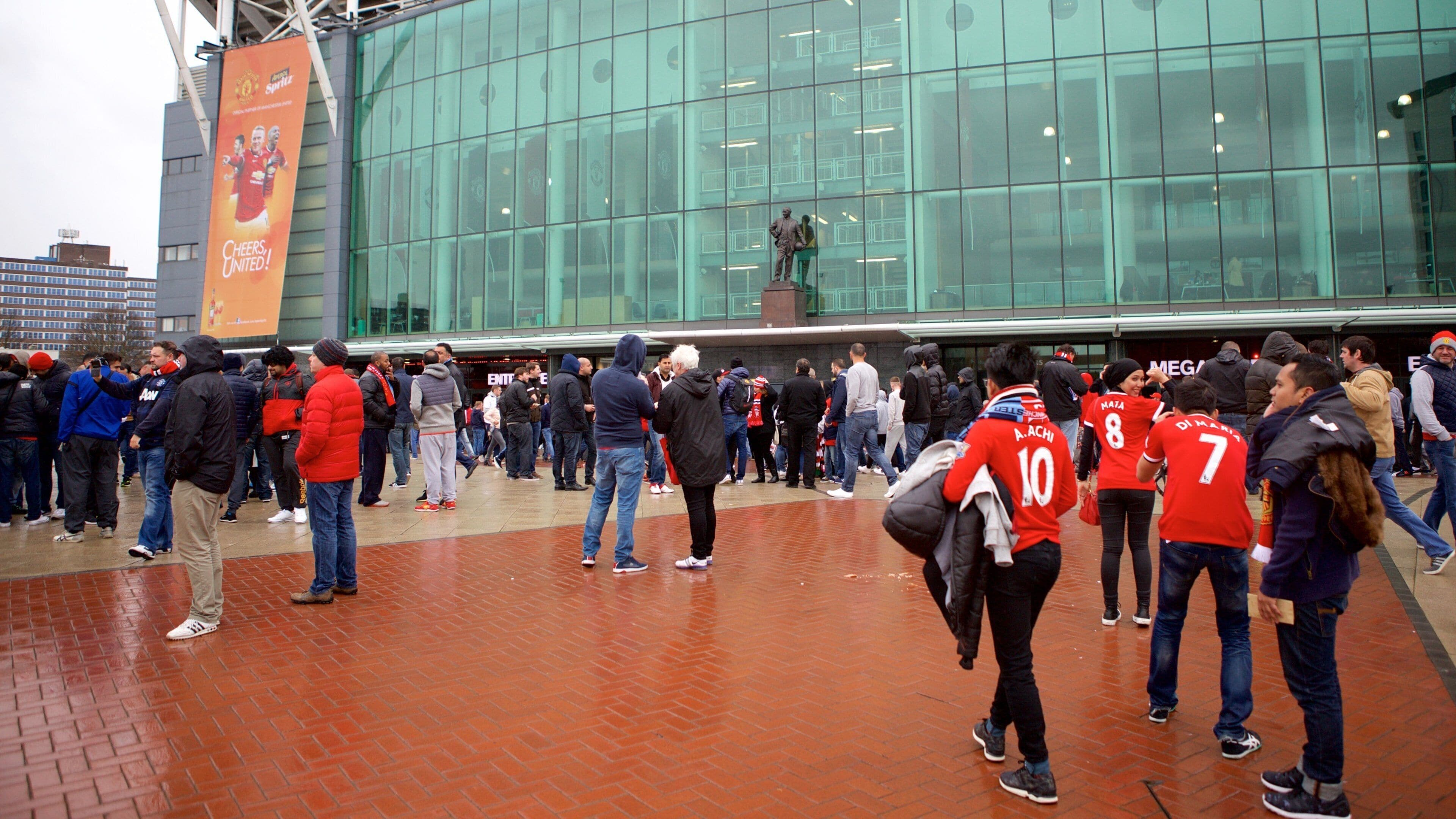 Old Trafford y también un gran grupo de personas