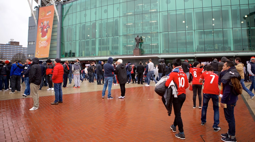 Old Trafford assim como um grande grupo de pessoas