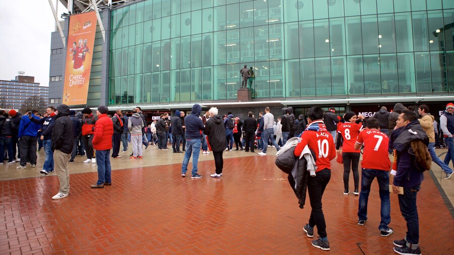 Old Trafford y también un gran grupo de personas
