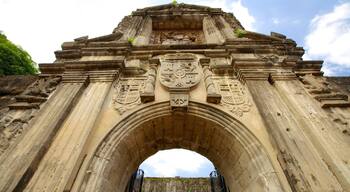 Fuerte Santiago que incluye patrimonio de arquitectura, un castillo y elementos del patrimonio