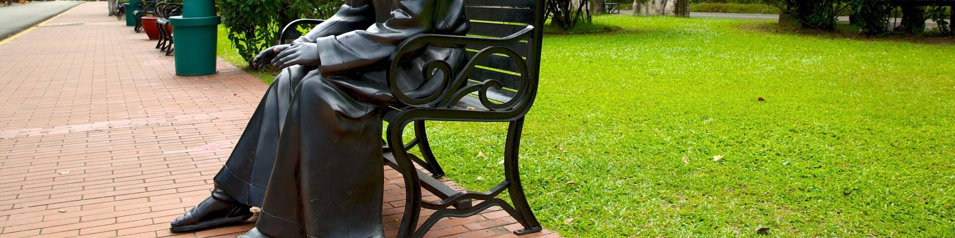 Fort Santiago showing a garden, a statue or sculpture and street scenes