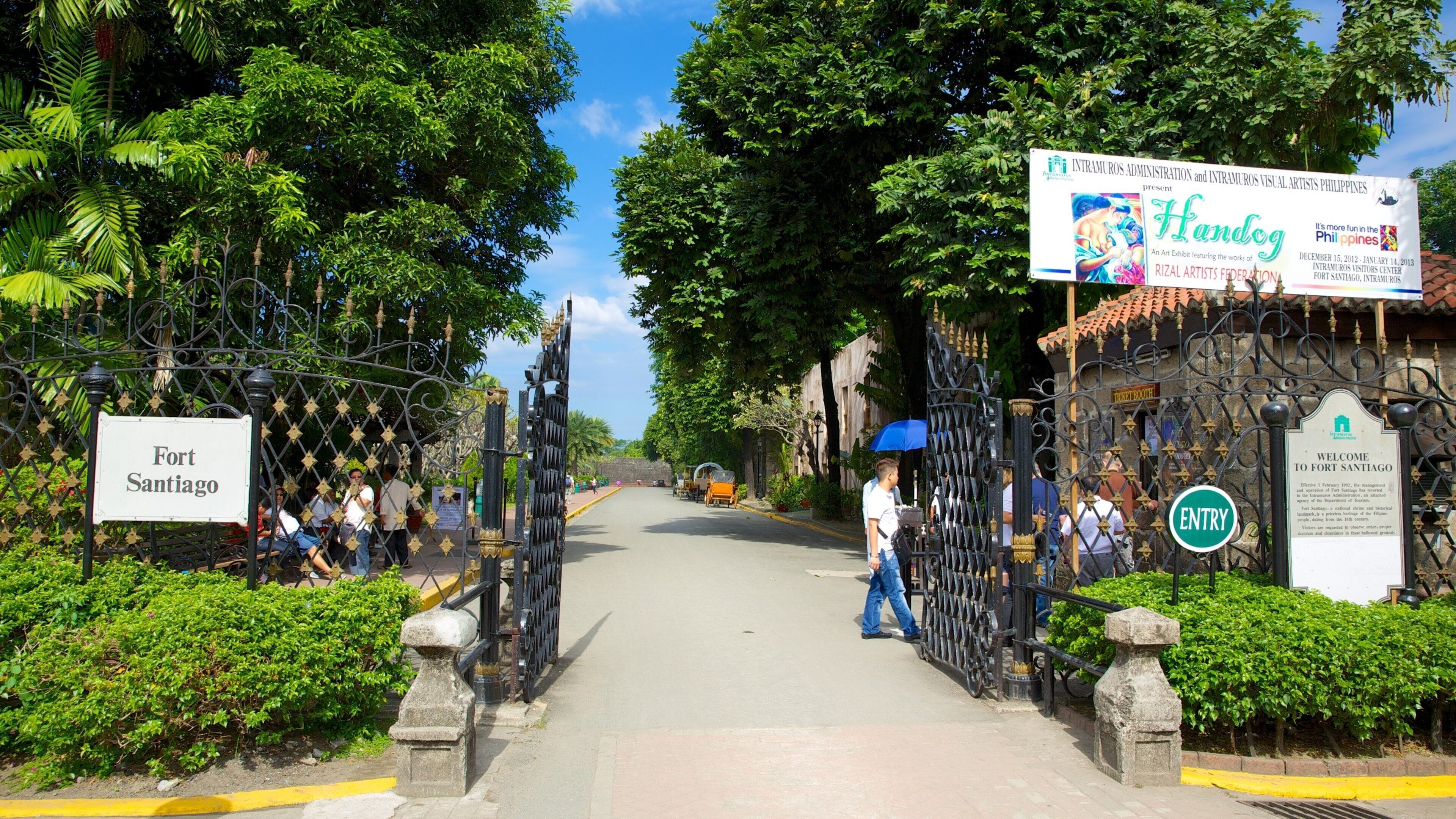 Fuerte Santiago mostrando señalización y escenas urbanas