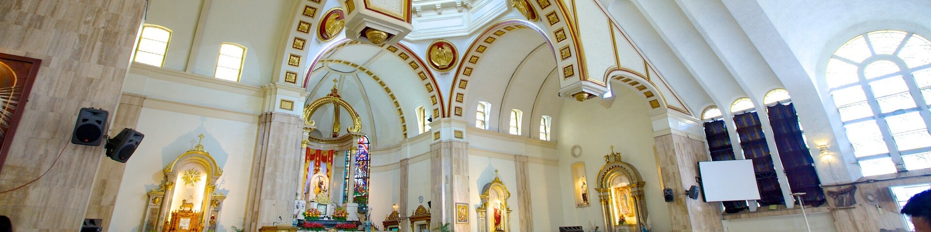 Igreja de Quiapo caracterizando aspectos religiosos, vistas internas e uma igreja ou catedral