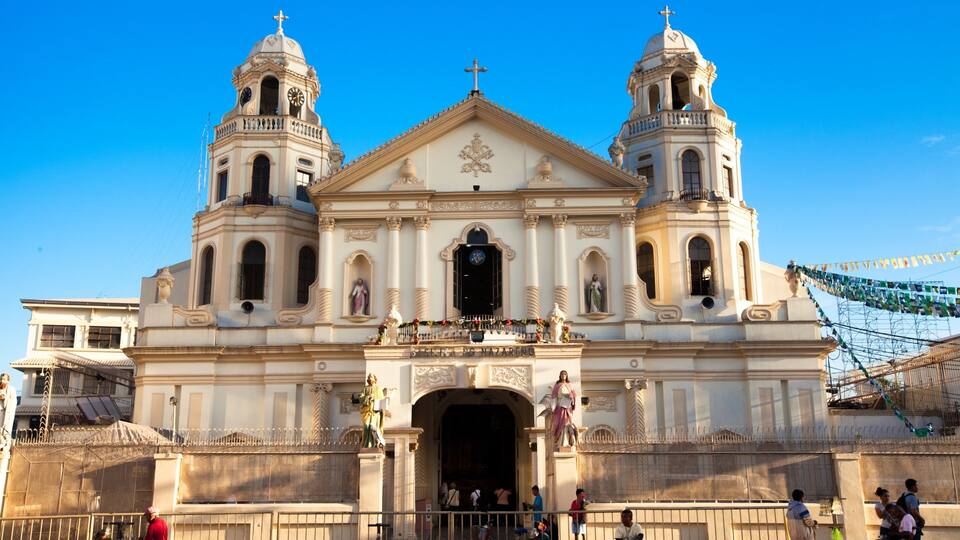 Igreja de Quiapo que inclui uma cidade, uma igreja ou catedral e elementos religiosos