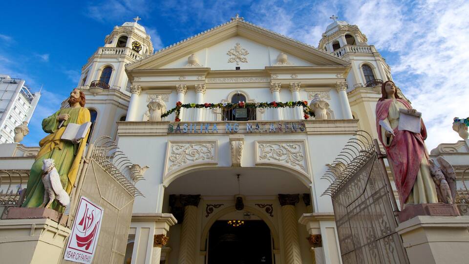 Igreja de Quiapo caracterizando uma cidade, aspectos religiosos e uma igreja ou catedral