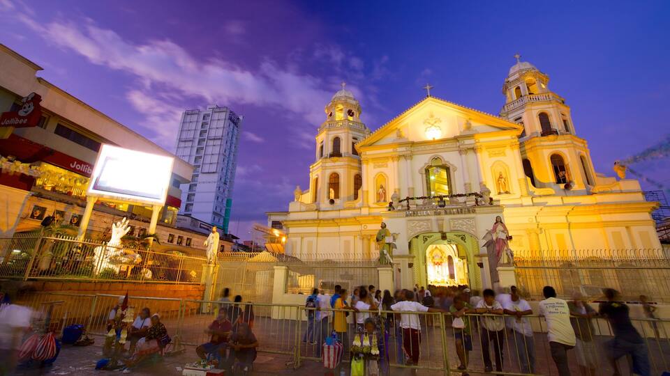 Igreja de Quiapo mostrando uma igreja ou catedral, cenas noturnas e aspectos religiosos