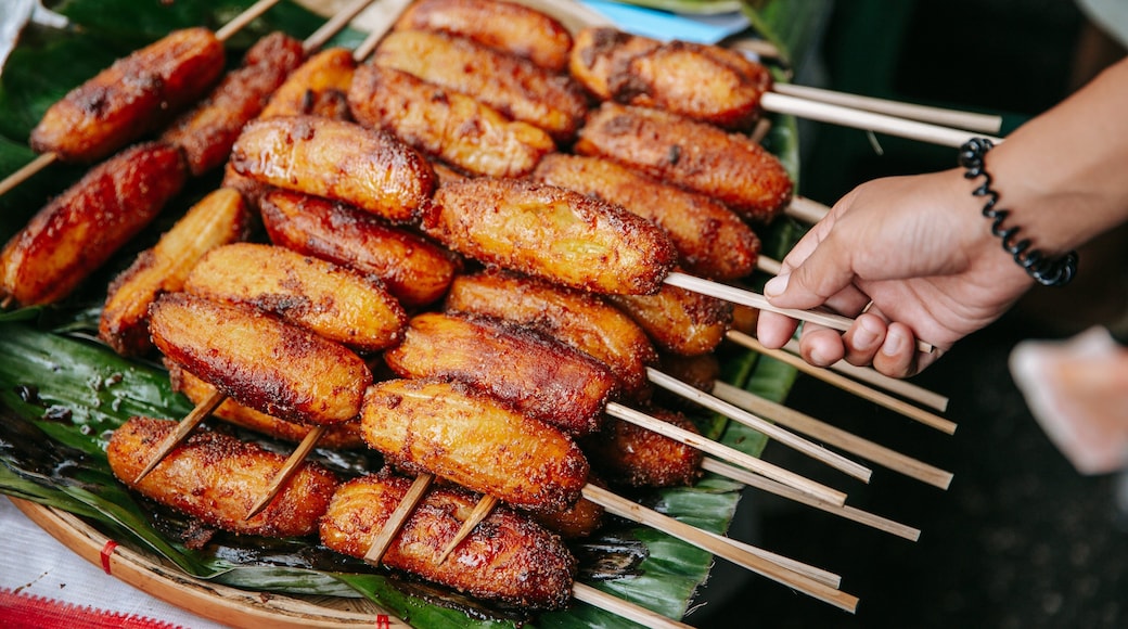 Quiapo Church showing markets and food