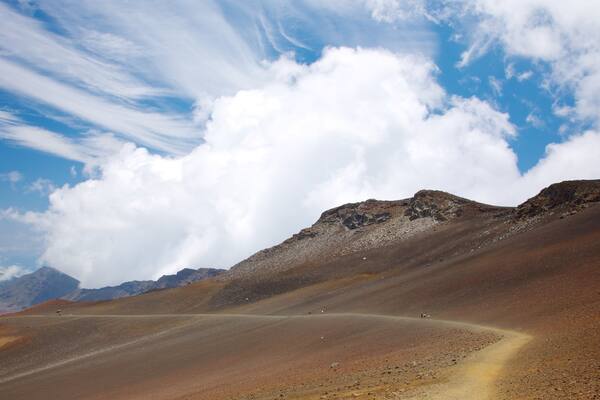 Haleakala Crater som viser en kløft eller slugt, fredfyldte omgivelser og udsigt over ørkenen