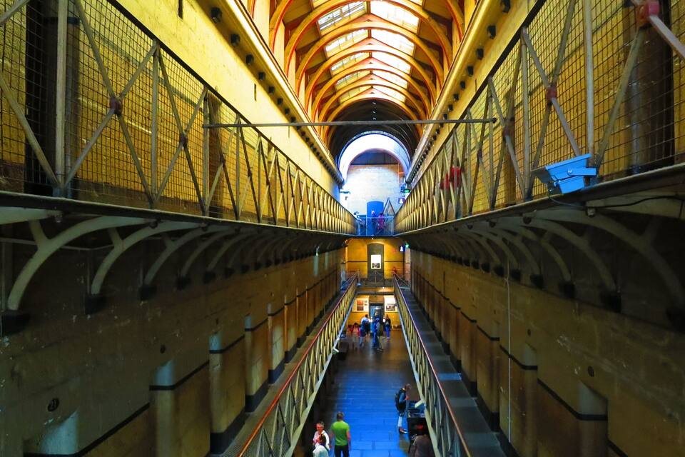 Un bâtiment historique doté d’un dôme central et de plafonds en arc de cercle.