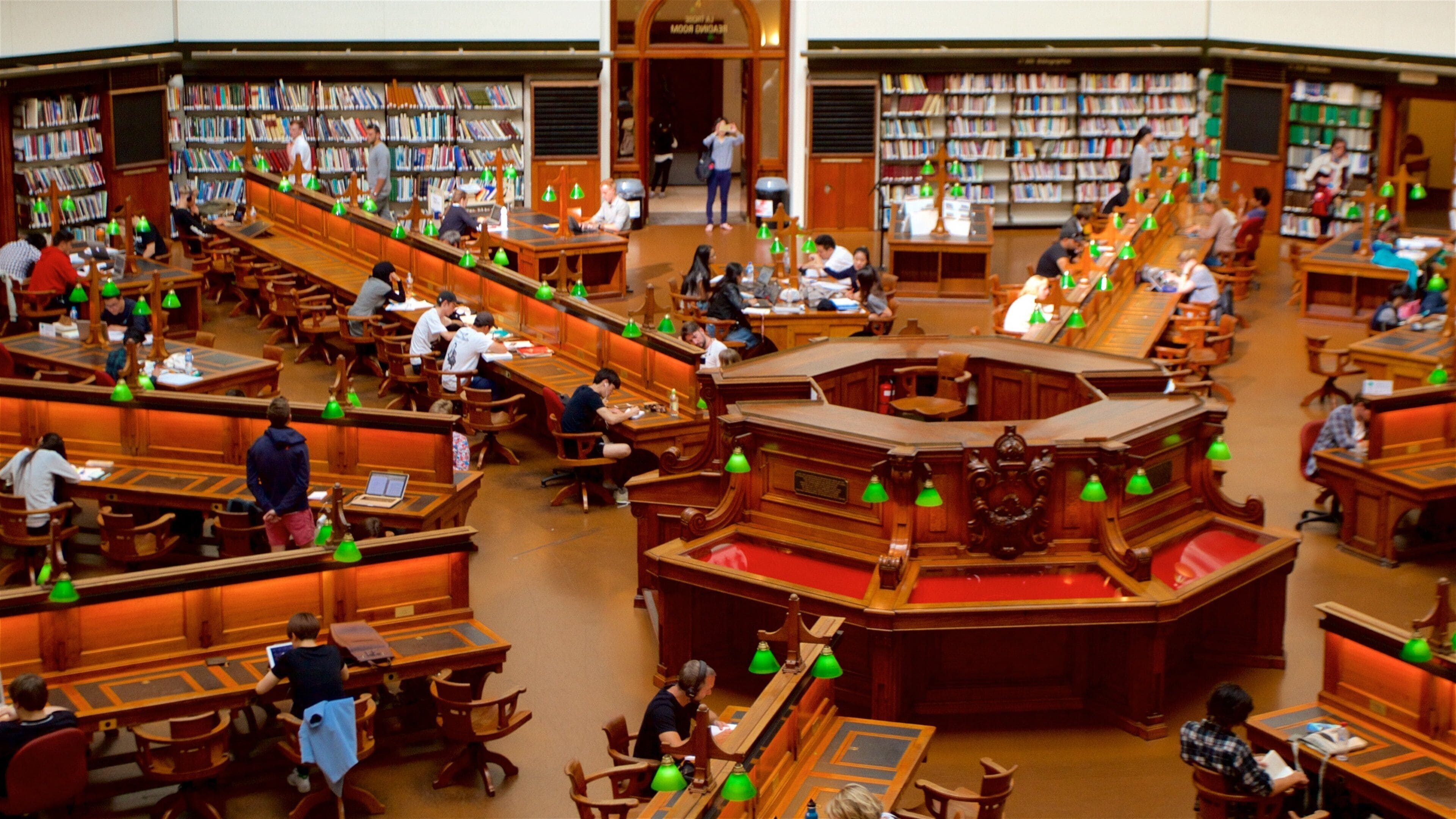 State Library of Victoria que incluye patrimonio de arquitectura, un edificio administrativo y vistas interiores