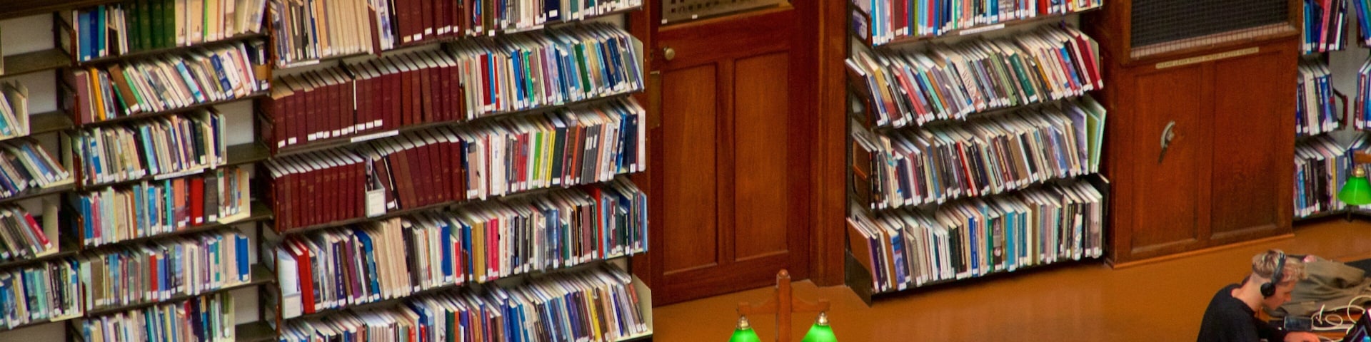 State Library of Victoria que incluye vista interna y un edificio administrativo y también un pequeño grupo de personas