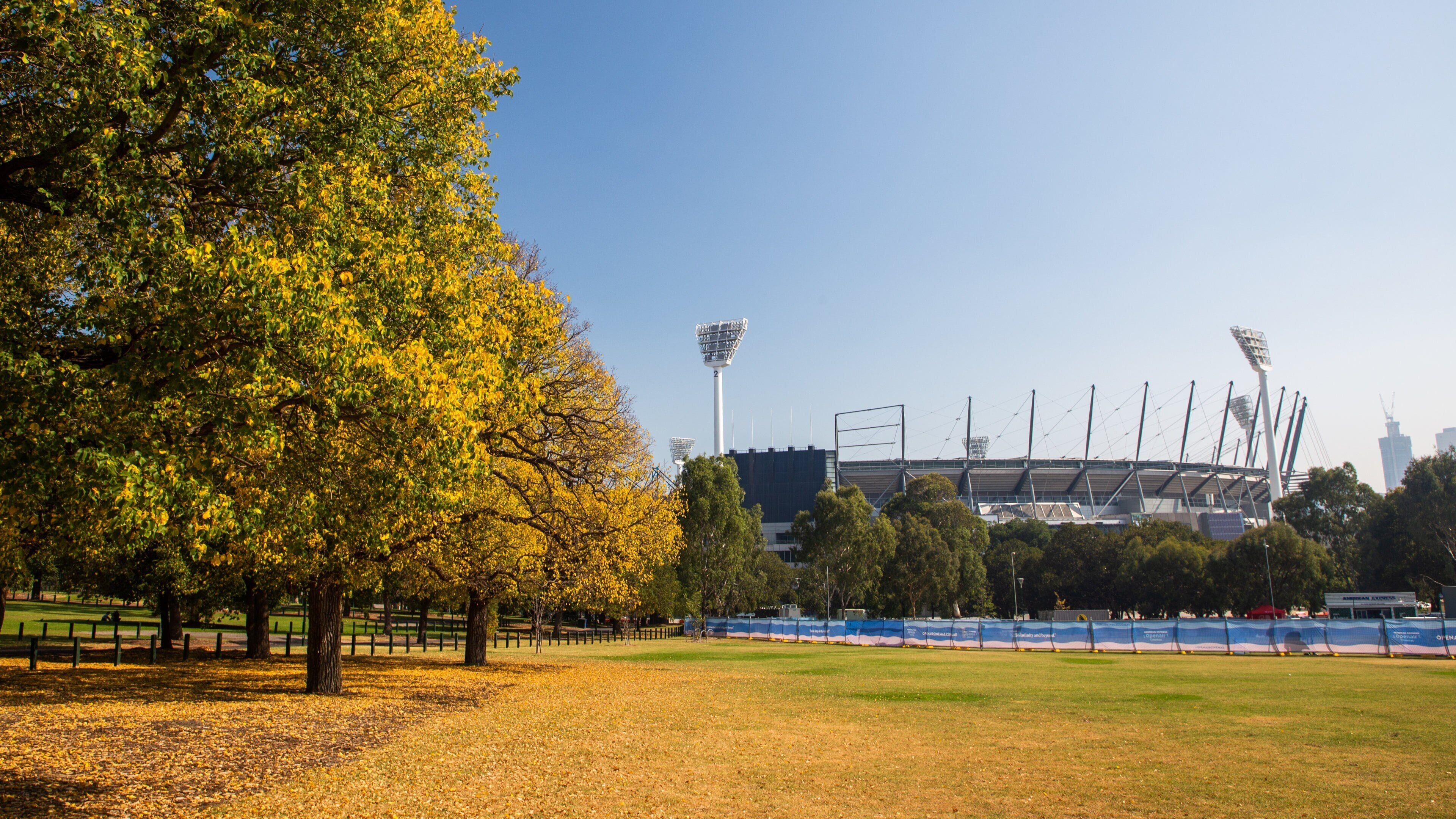 Melbourne Cricket Ground which includes fall colors and a garden
