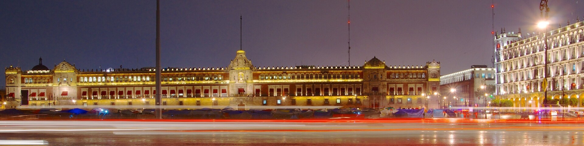 Palacio Nacional caracterizando um pequeno castelo ou palácio, cenas de rua e um edifício administrativo