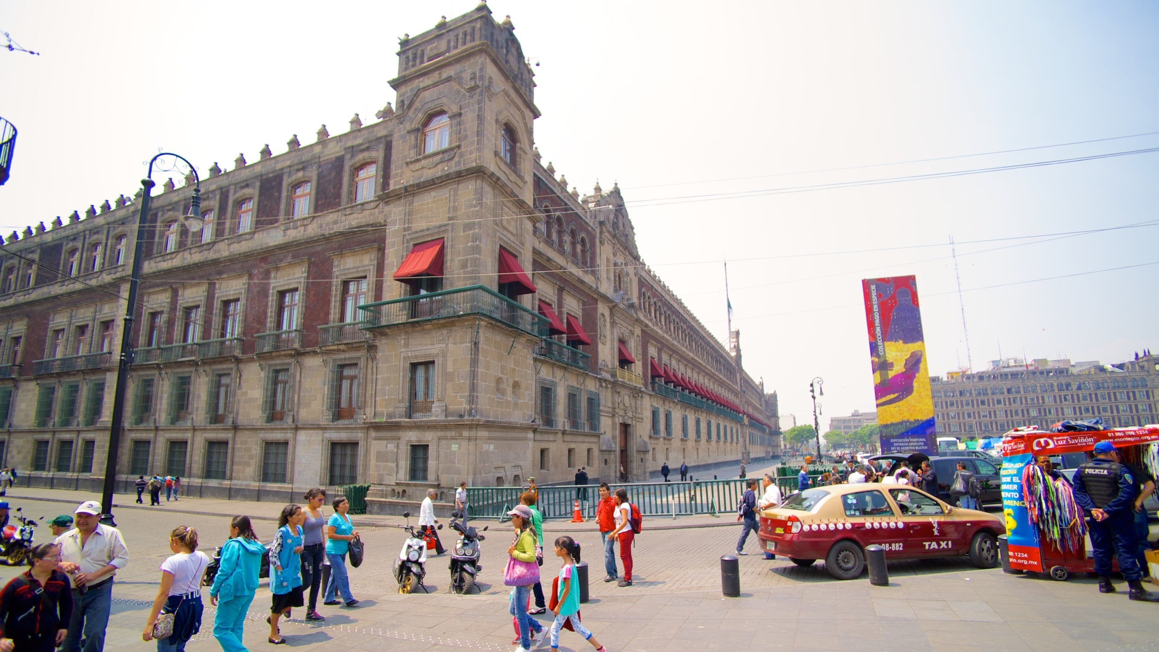 Palacio Nacional which includes a city, a square or plaza and a castle