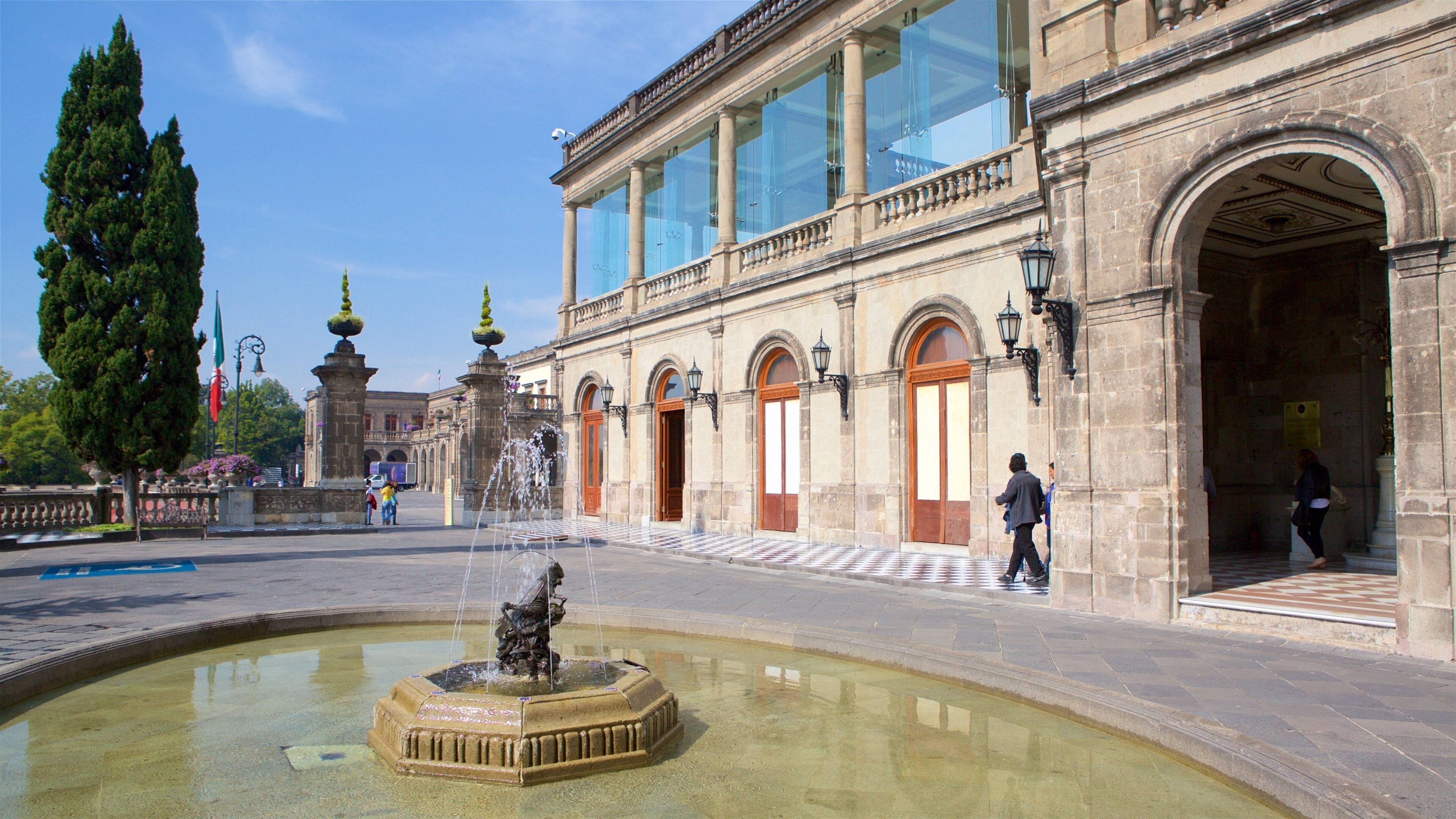 Castillo de Chapultepec featuring a fountain