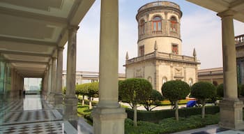 Castillo de Chapultepec som inkluderer historisk arkitektur, hage og slott