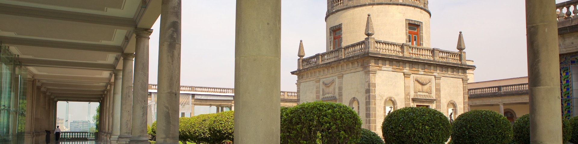 Castillo de Chapultepec mostrando un jardín, arquitectura patrimonial y palacio