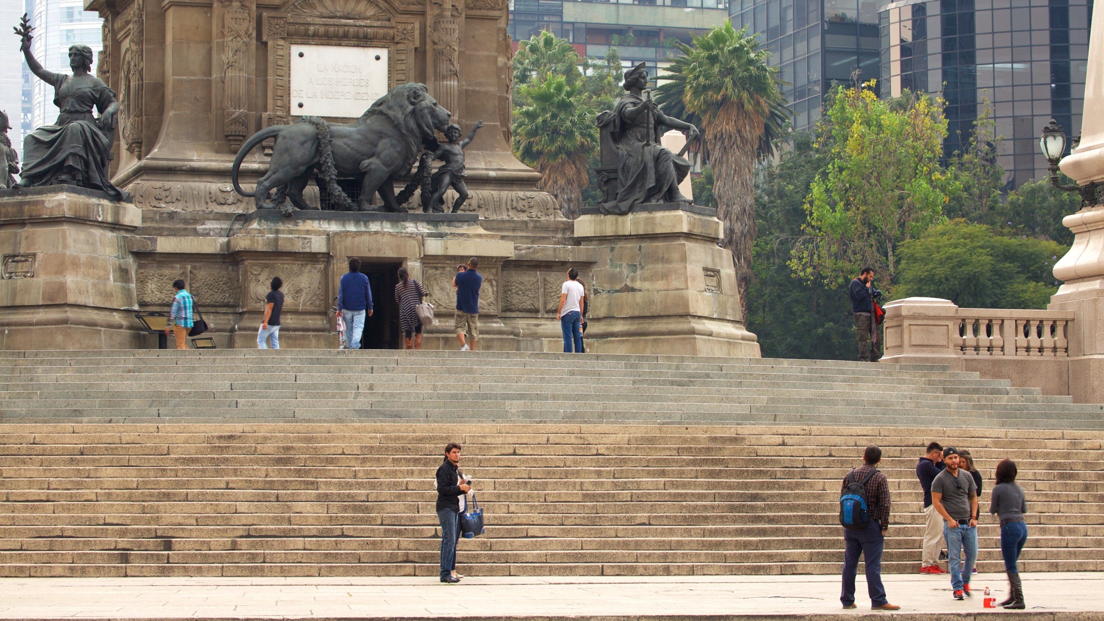 Angel of Independence Monument which includes heritage elements and a monument as well as a small group of people