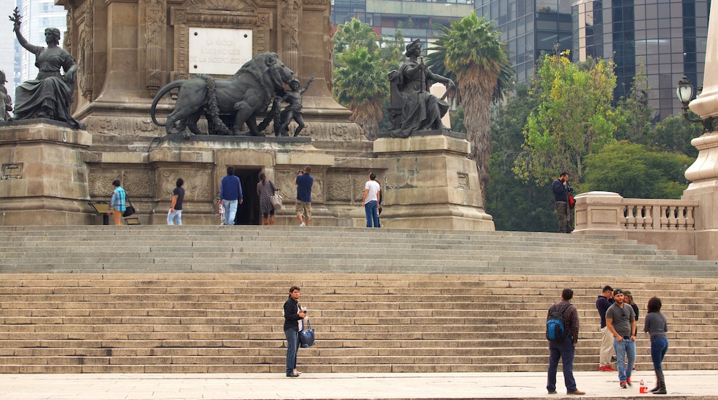 Angel of Independence Monument which includes heritage elements and a monument as well as a small group of people