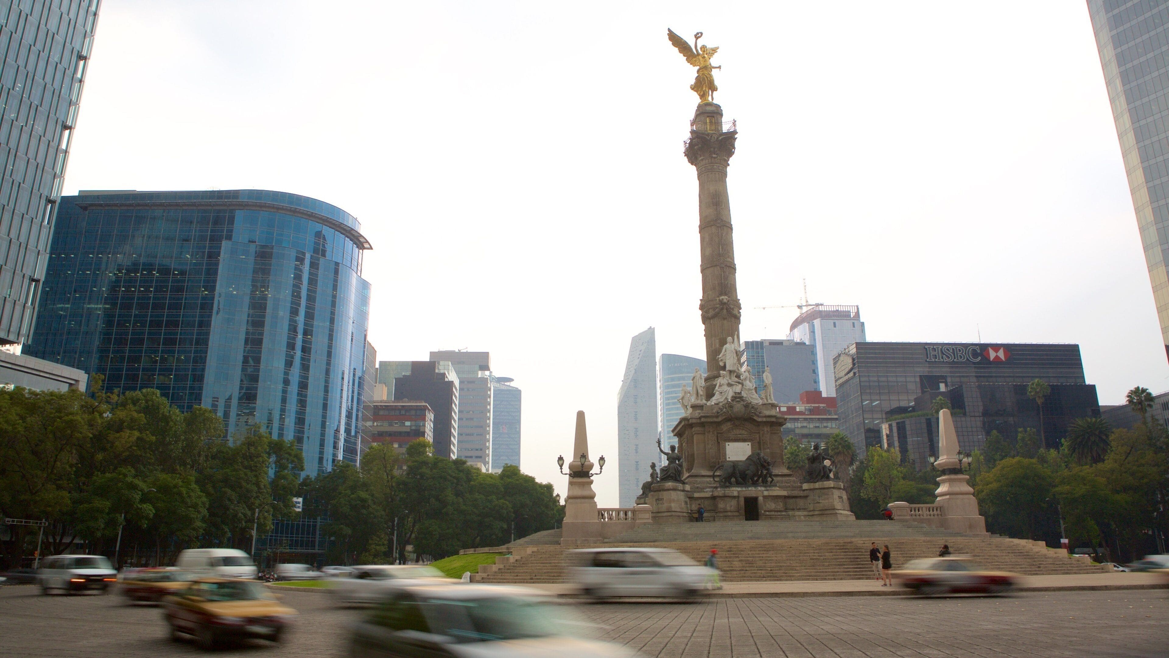 The Angel of Independence Monument showing a monument and city views