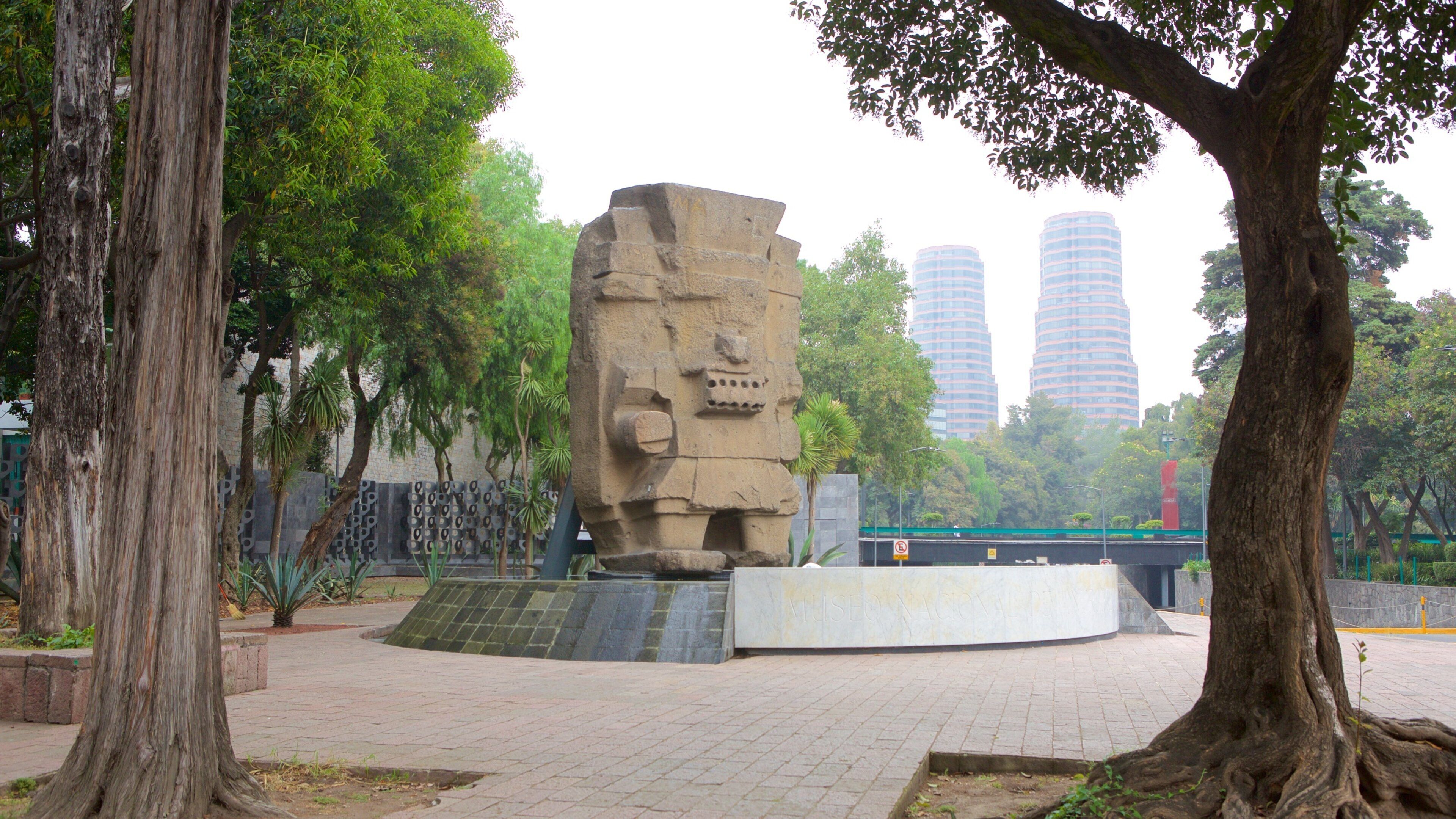 Museo Nacional de Antropología que incluye una estatua o escultura y un parque o plaza