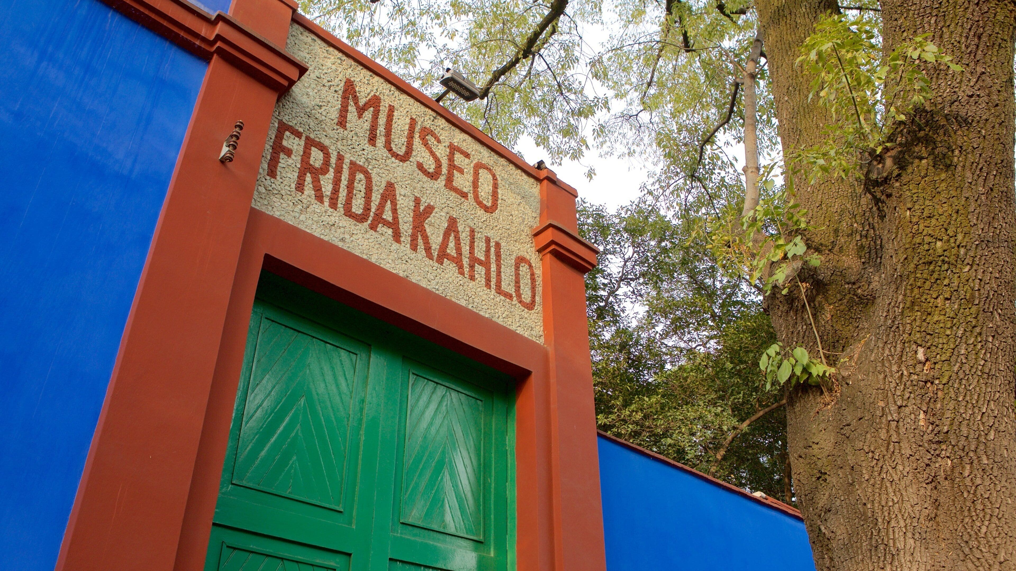 Ein Gebäude mit einem Schild, auf dem "MUSEO FRIDAKAHLO" steht.
