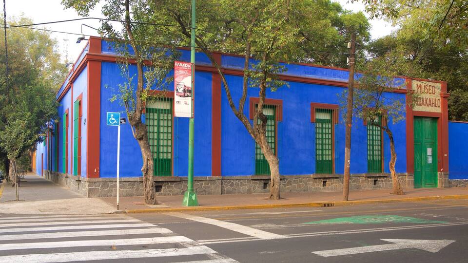 A colorful building with a blue facade and green doors, labeled "MUSEO."