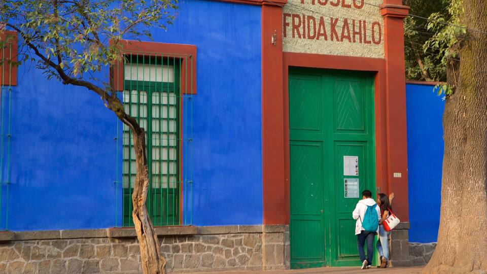A building with a blue facade and a green door, labeled "Frida Kahlo".