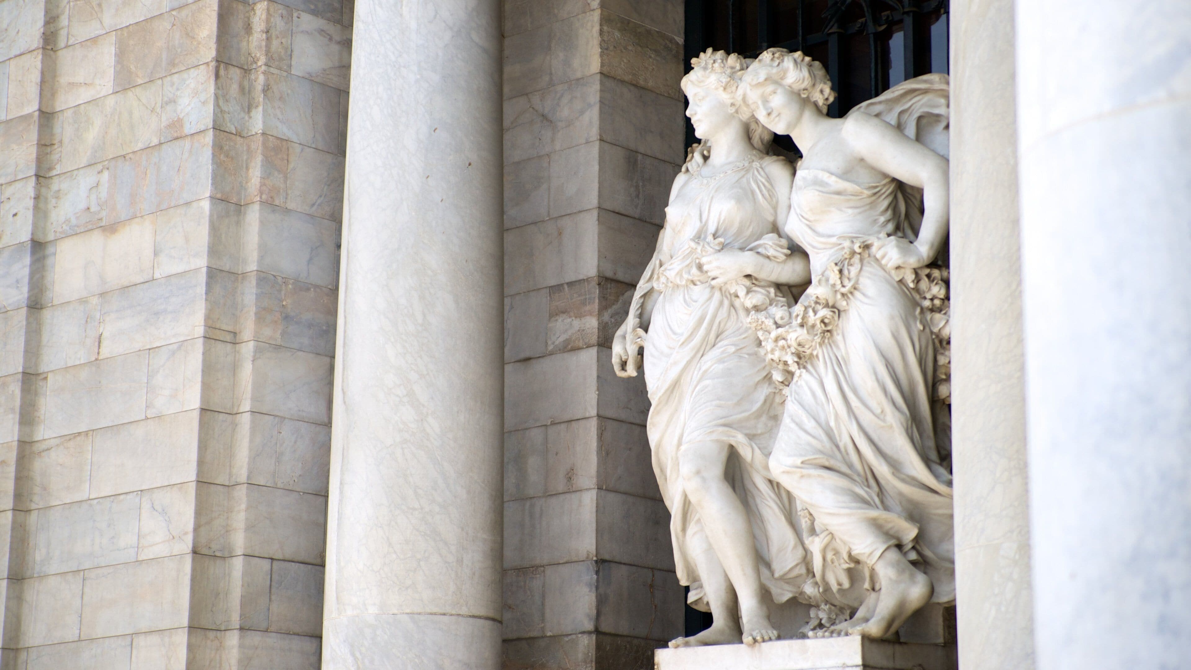 Palacio de Bellas Artes which includes heritage architecture, outdoor art and a statue or sculpture