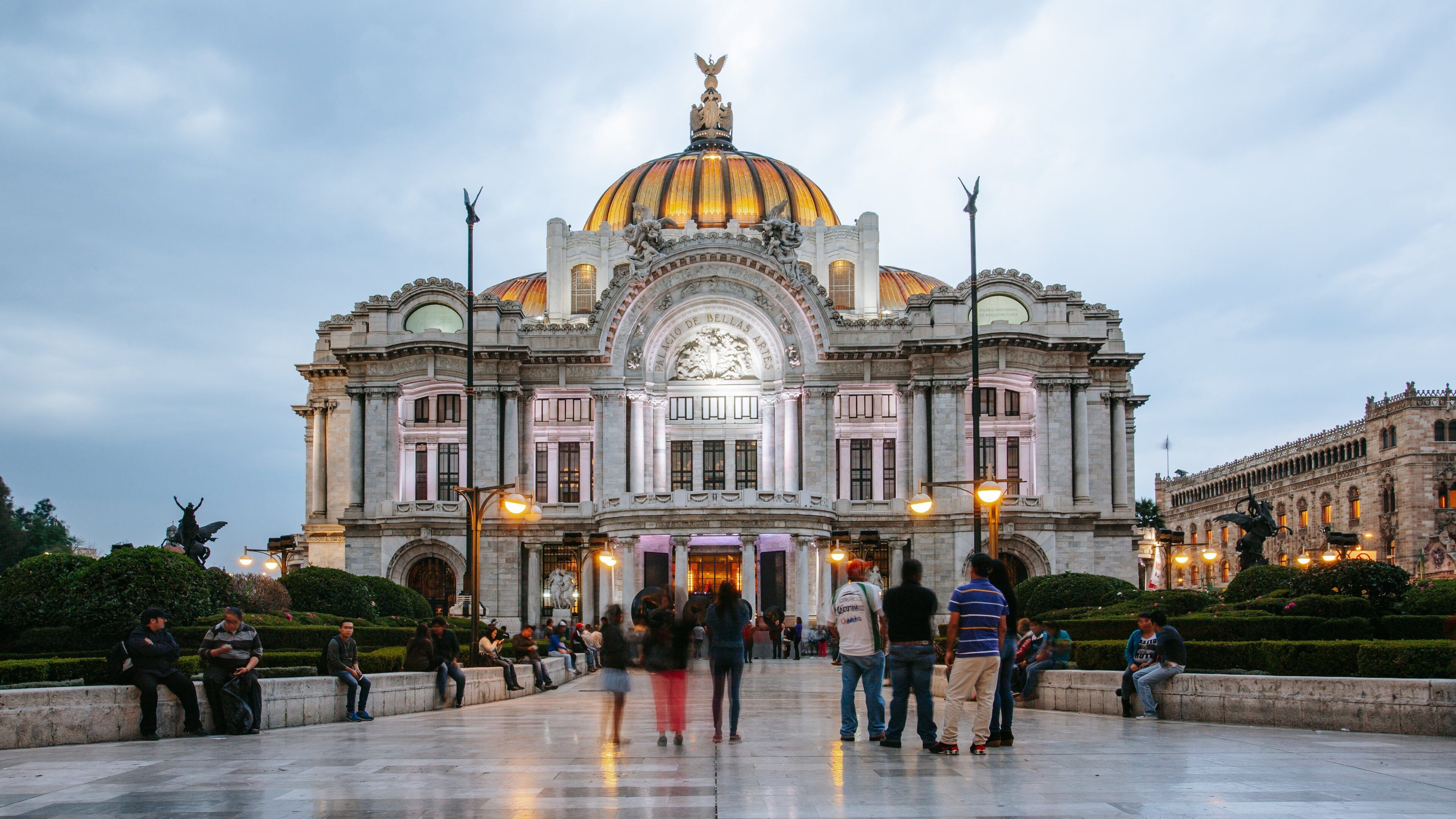 Palacio de Bellas Artes showing heritage architecture and a castle