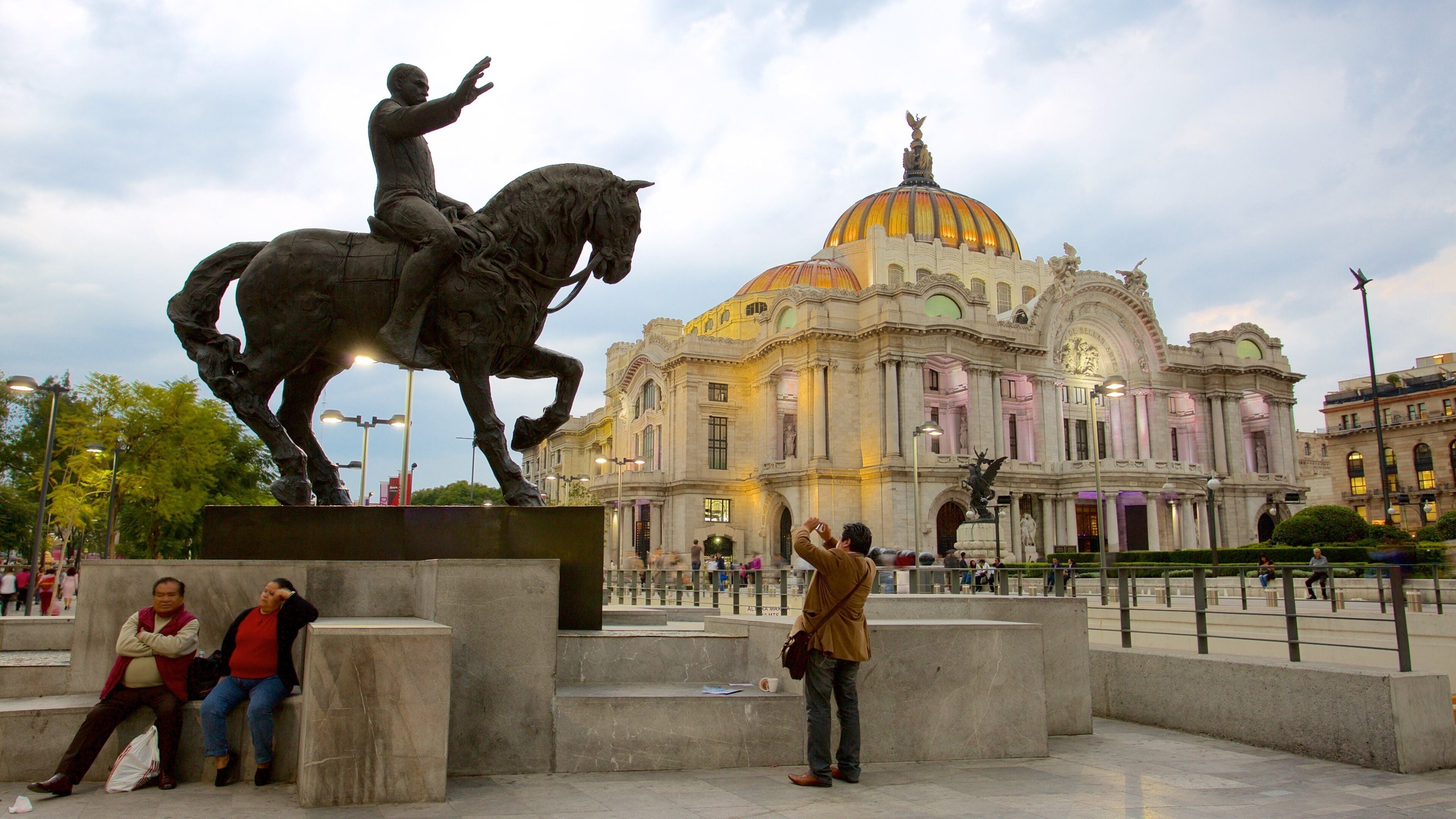 Palacio de Bellas Artes featuring heritage architecture, theater scenes and a square or plaza