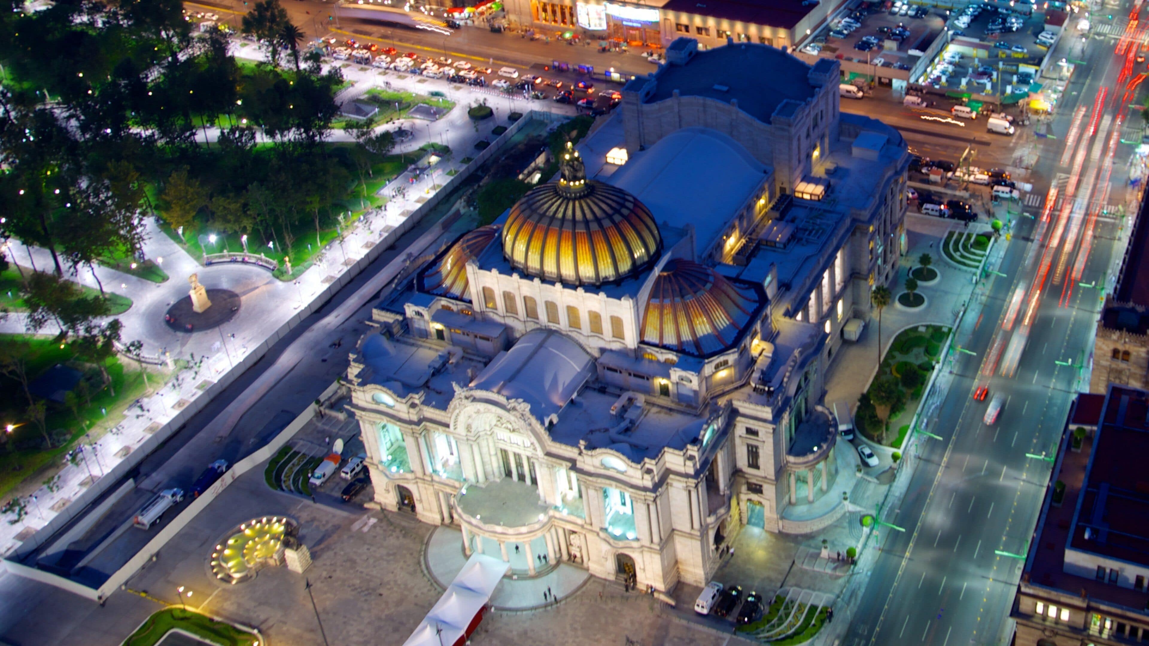 Palacio de Bellas Artes caracterizando cenas noturnas, arquitetura de patrimônio e uma cidade
