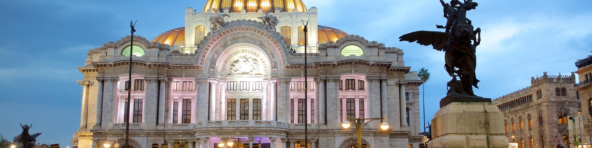 Palacio de Bellas Artes das einen Theater, Platz oder Plaza und Statue oder Skulptur