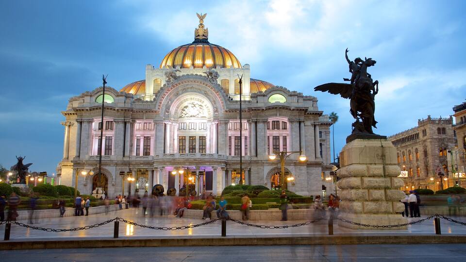 Palacio de Bellas Artes showing a statue or sculpture, night scenes and heritage architecture