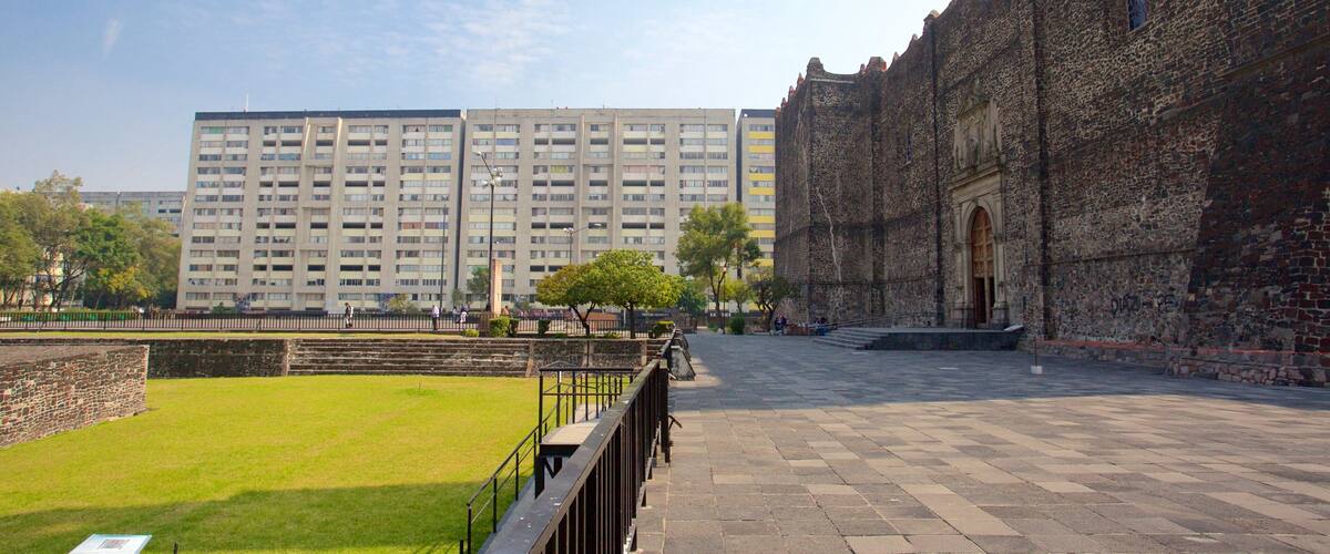 Plaza de las Tres Culturas mostrando elementos patrimoniales, cultura indígena y una plaza